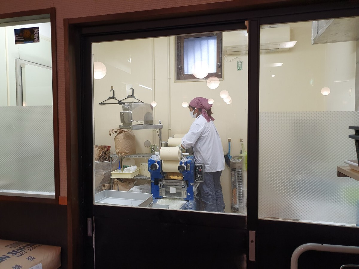 店内の製麺機で毎朝麺を打つ様子